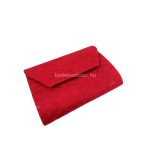 Piros alkalmi táska, csipke mintával.