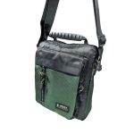 Férfi orkán bélelt oldaltáska.