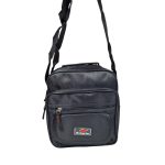 Férfi oldaltáska elején három zsebbel.