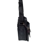 Férfi oldaltáska elején három zsebbel.