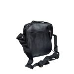 Férfi oldaltáska elején három zsebbel.