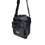 Férfi oldaltáska elején három zsebbel.