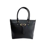 Fekete női kézitáska, osztott belsővel.