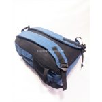 Kék férfi hátizsák, három cipzáros rekesszel.