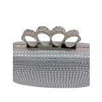 Strasszköves alkalmi táska gyűrűkkel.