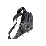 Fekete övtáska négy cipzáros zsebbel.