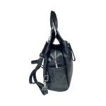 Fekete női többfunkciós táska lecsatolható pántokkal.