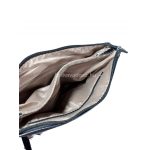 Sokzsebes női táska, elején két cipzáros zsebbel.