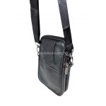 Műbőr lapos kicsi oldaltáska, mely övre is fűzhető.