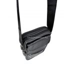 Műbőr lapos kicsi oldaltáska, mely övre is fűzhető.